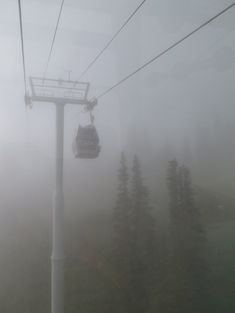 Gondelkabine im Nebel in Whistler