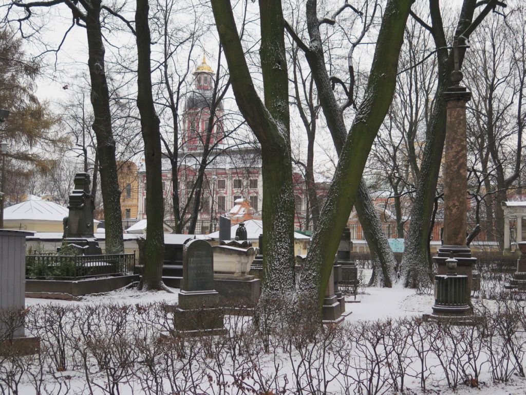 Friedhof Alexander Nevski Kloster in St. Petersburg im Schnee