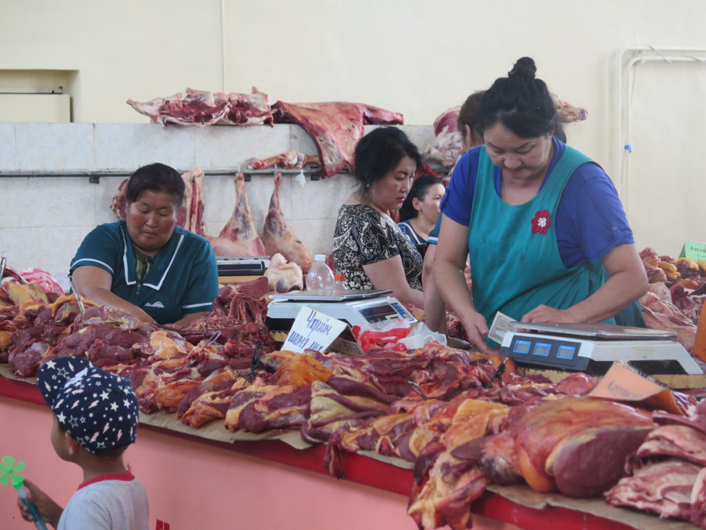 Fleischmarkt mit Marktfrauen in Erdenet