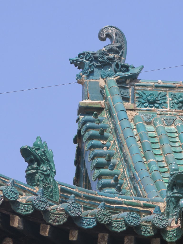 Dekorative Figuren auf dem Dach vom Buddhistischen Tempel