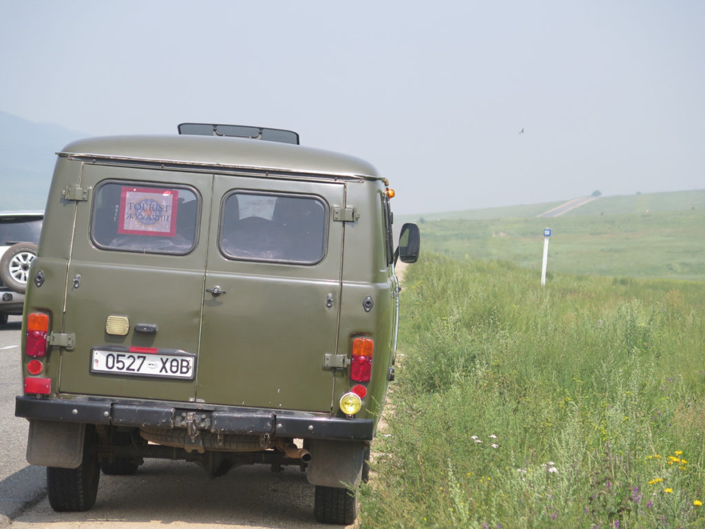 russischer Bus in mongolische Landschaft