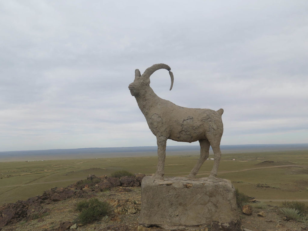 Skulptur mit weite grüne Fläche dahinter, Mongolei