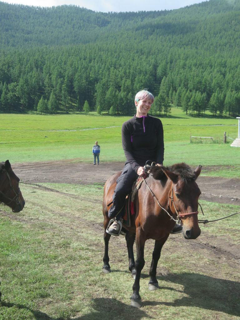Ich auf einem mongolischen Pferd, Wald im Hintergrund