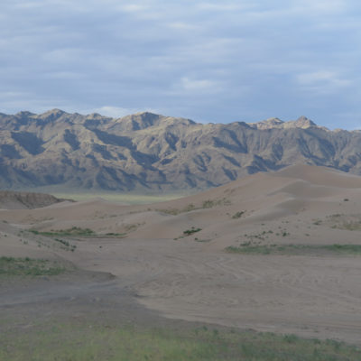 Wüste Gobi Sanddünen Khongoryn Els und Berge im Hintergrund