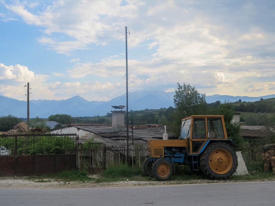 Tractor im Vordergrund, Hinten Gebirge Gorno Draglishte