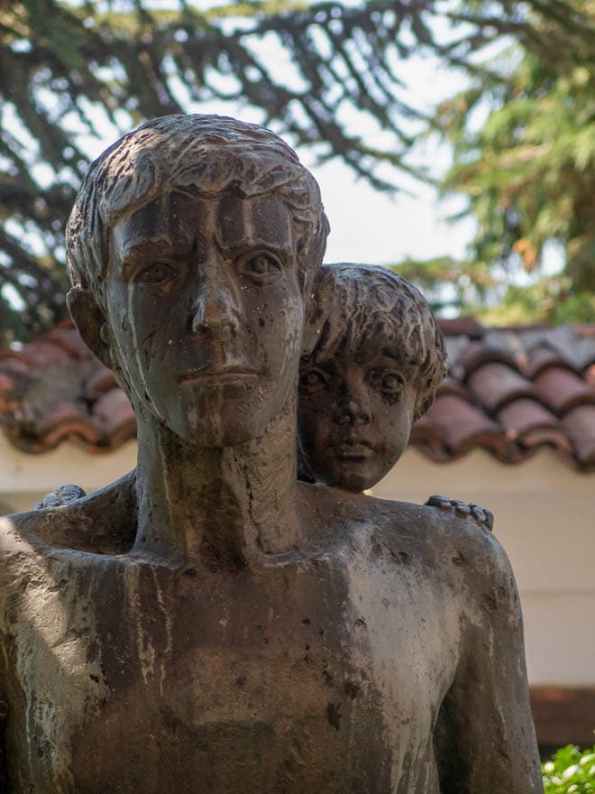 Skulptur Man und Kind Plovdiv
