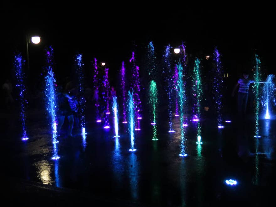 Singende Fontäne Zar Simeon Park Plovdiv am Abend, lila beleuchtet