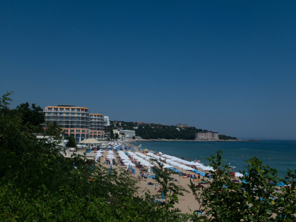Sveti Constantin, Blick auf Strand und Bettenburge
