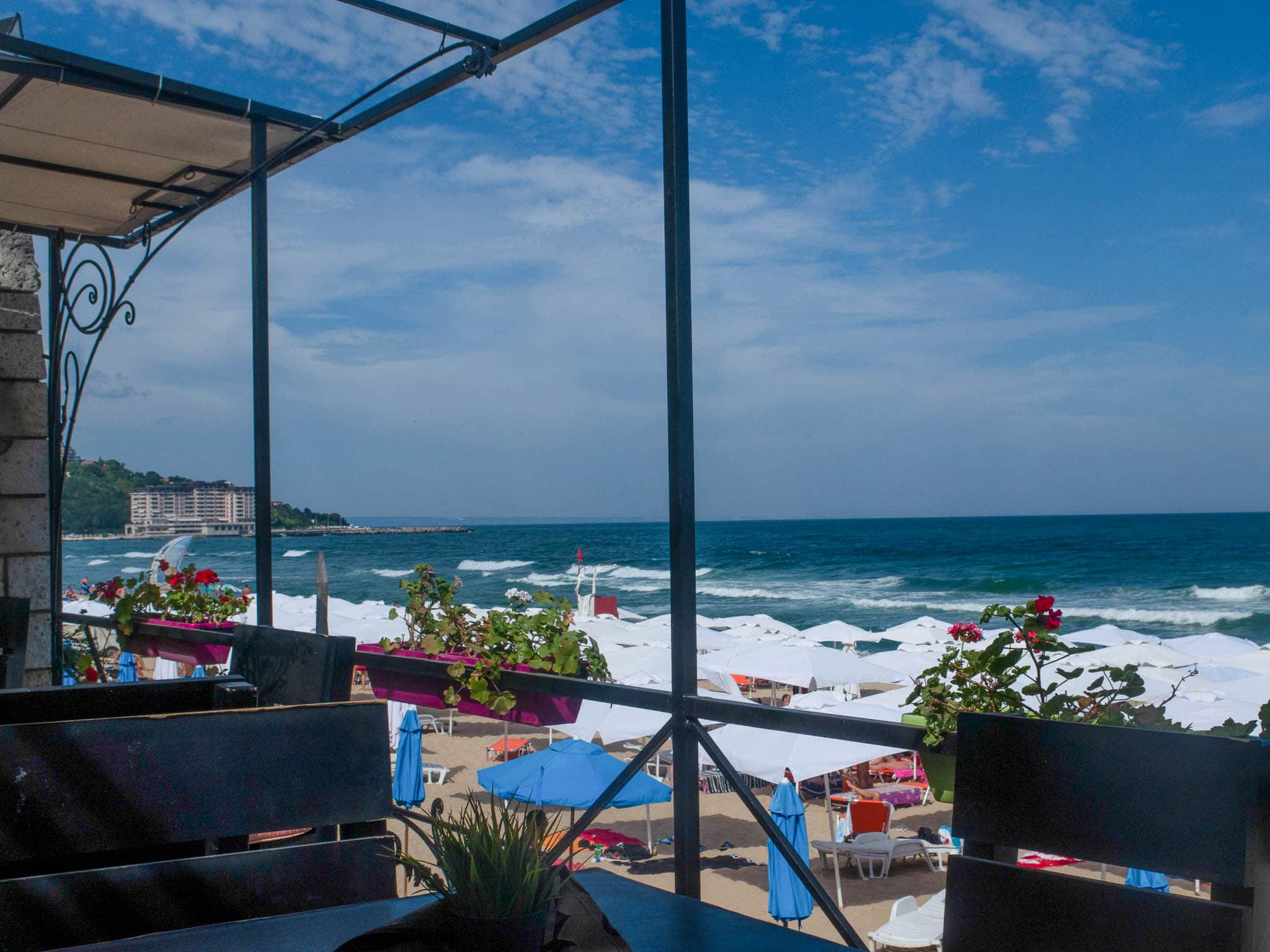 Aussicht von der Terrasse Sahara Beach Restaurant Sveti Constantin, Blick auf Strand und Meer