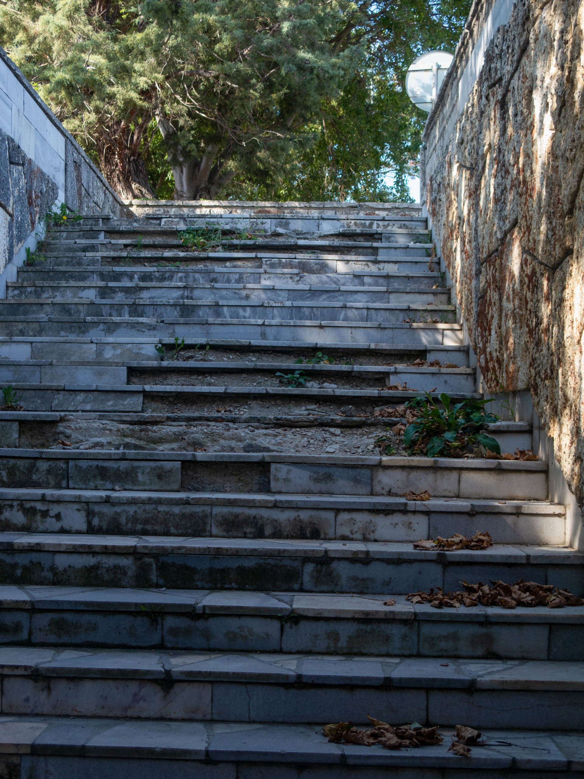 renovierungsbedürftige Unterführungstreppe in Sveti Constantin, lose Steine