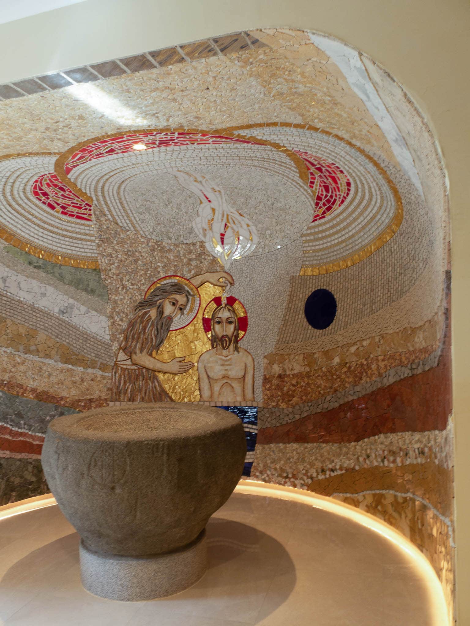 Mosaik von Marko Ivan Rupnik in Kirche in Andorra, Taufbecken