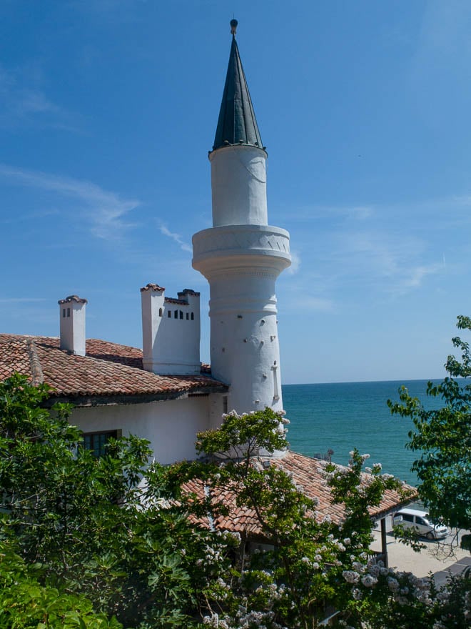 Minarett vom Schloss Balchik im Vordergrund, das Meer dahinter