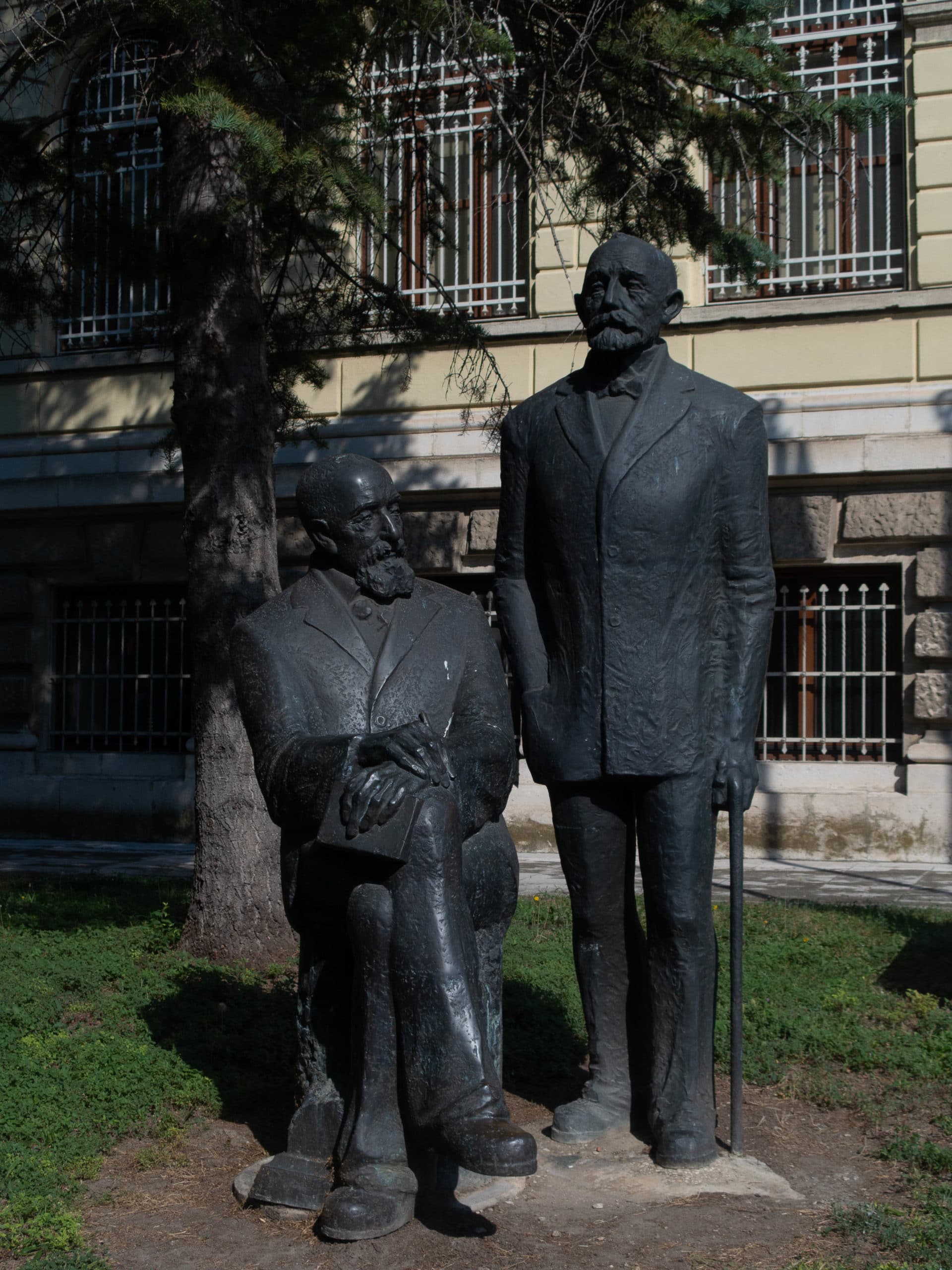 Brüder Skorpil Skulptur vor dem Archeologischen Museum Varna
