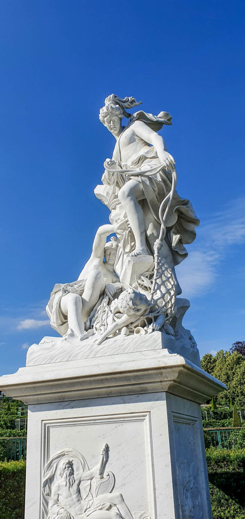 weiße skulptur auf Sockel Sanssouci