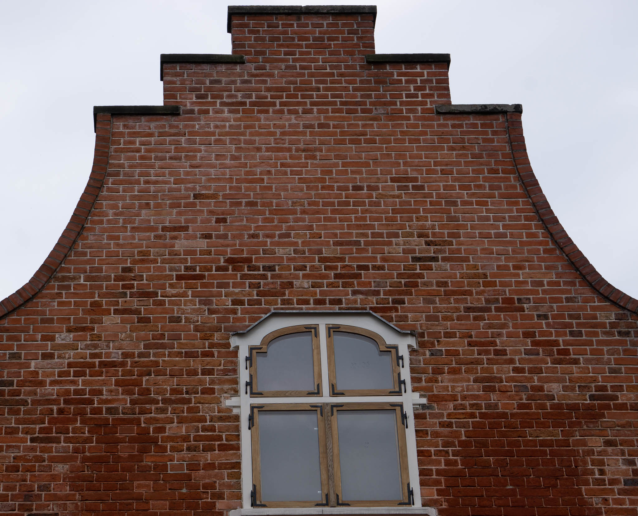 Giebel mit Fenster im Holländischen Viertel