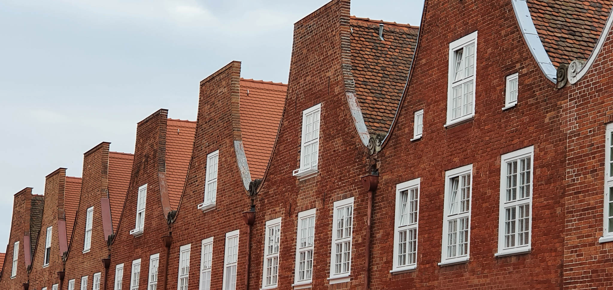 Potsdam Sehenswürdigkeiten: viele Giebel mit Fenster im Holländer Viertel Potsdam