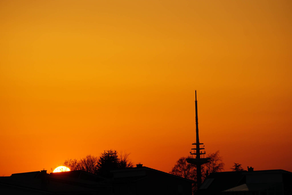Sonnenuntergang orangefarbener Himmel, Fernsehturm in Kiel