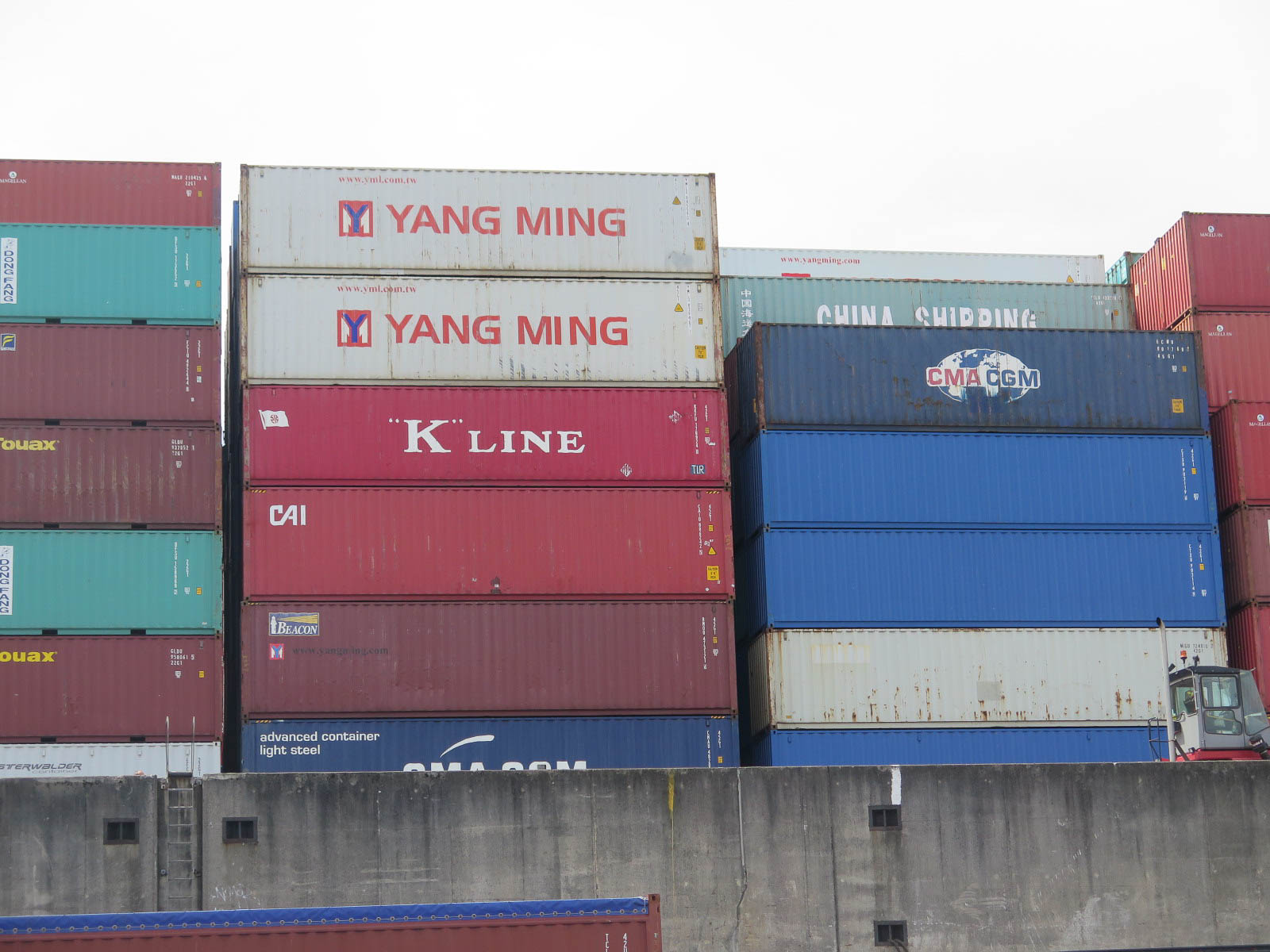 Hamburg Container gestapelt im Hafen