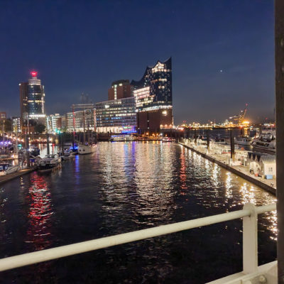 Hamburg Blick auf die Elbphilharmonie abends