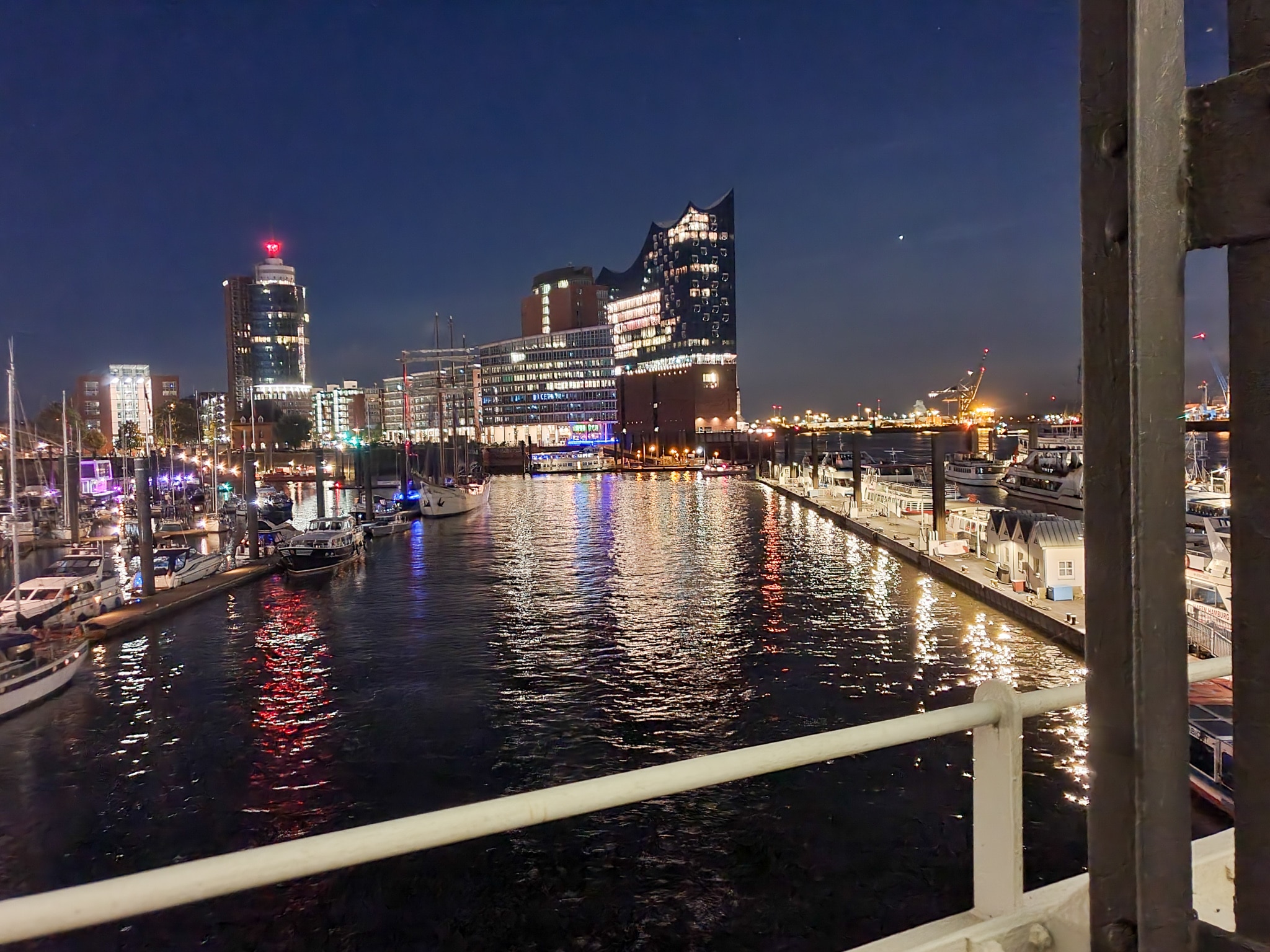 Hamburg Blick auf die Elbphilharmonie abends