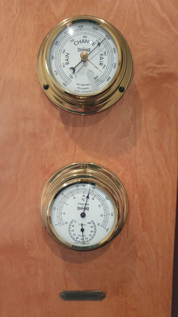 Thermometer und Barometer im Hotelzimmer Senator Hotel Hamburg. Nahaufnahme