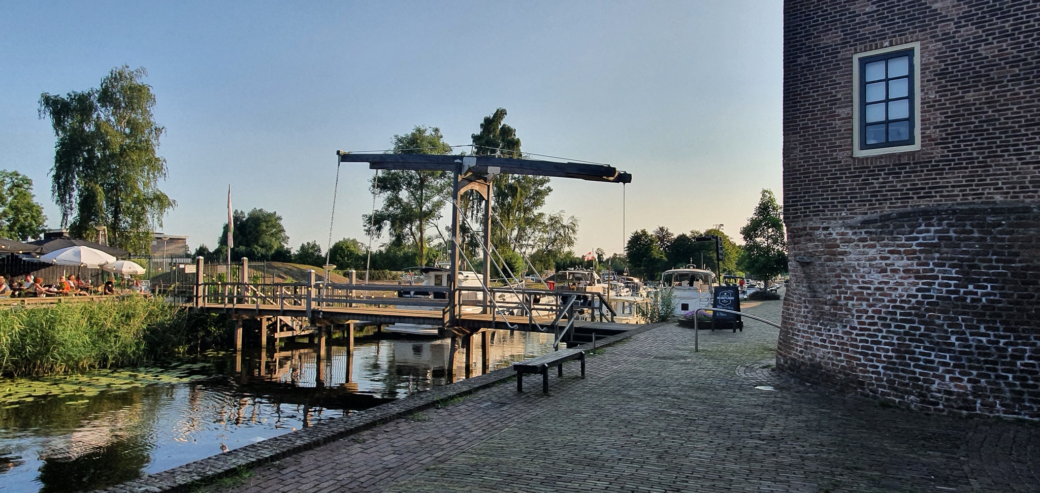 Yachthafen in Leerdam, im Vordergrund eine Brücke, dahinter Boote