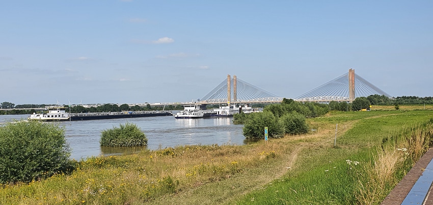 Martinus Nijhofbrücke in Zaltbommel, im Vordergrund der Waal und Schiffe