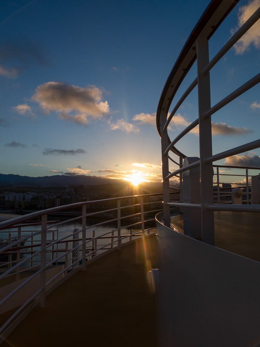 Aida Stella Kreuzfahrtschiff, Railing bei Sonnenuntergang