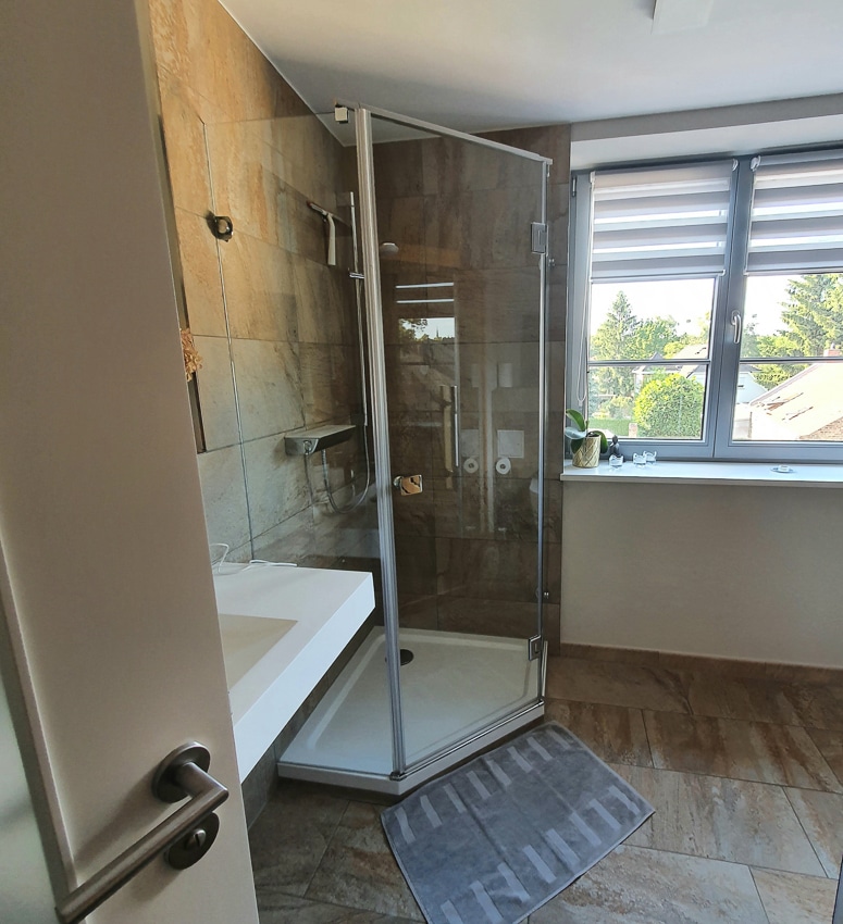 FeWo Babelsberg Badezimmer mit Dusche